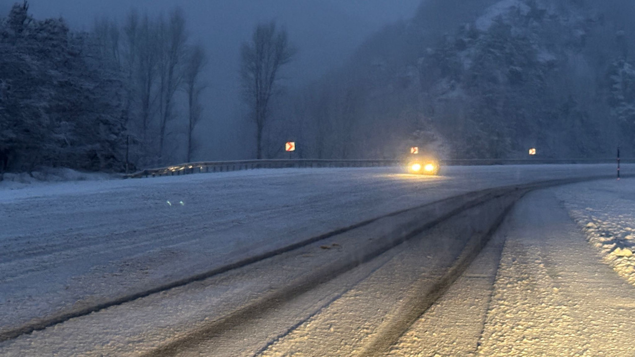 Kar etkisini artırdı, kara yolları trafiğe kapatıldı