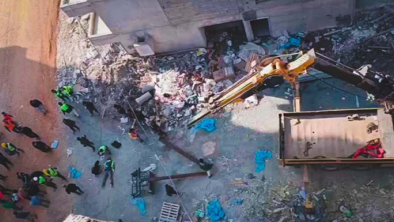 Vinç kırıldı, işçiler 25 metreden yere çakıldı