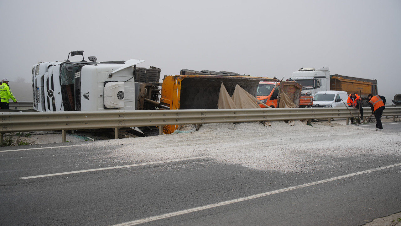 Kum yüklü tır devrildi: Sürücü camdan çıkarıldı
