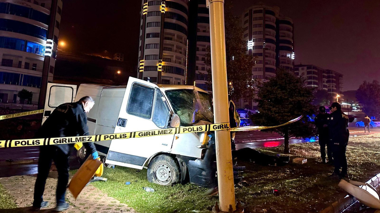 Malatya’da gece yarısı feci kaza: Minibüs direğe çarptı, sürücü öldü