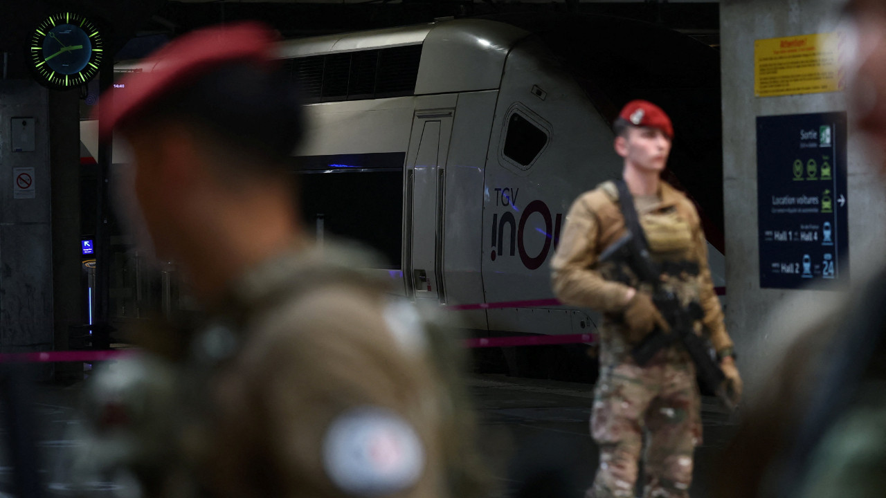 Paris’te bıçaklı saldırgan vuruldu