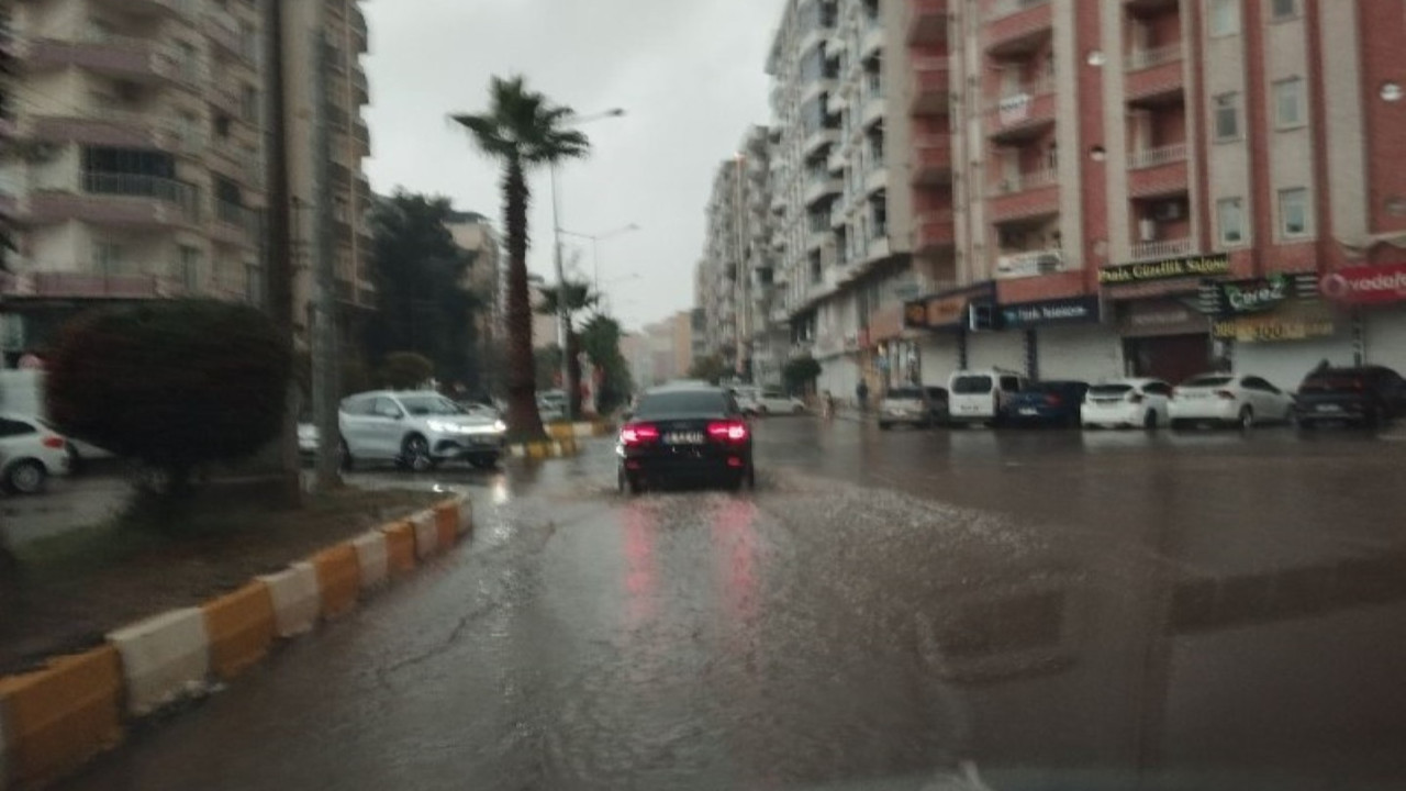 Sağanak hayatı felç etti: Dereler taştı, ev ve iş yerleri su altında kaldı