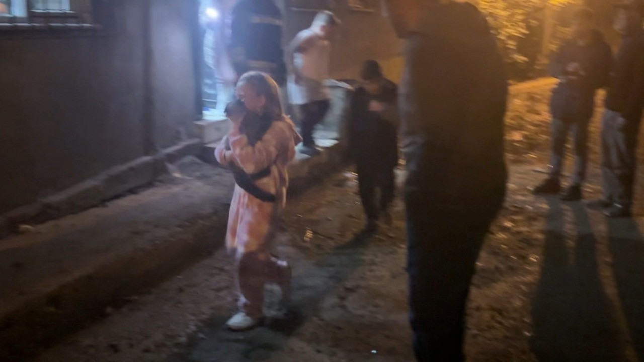 Soba parladı, evleri yandı ama o kedisi için gözyaşı döktü