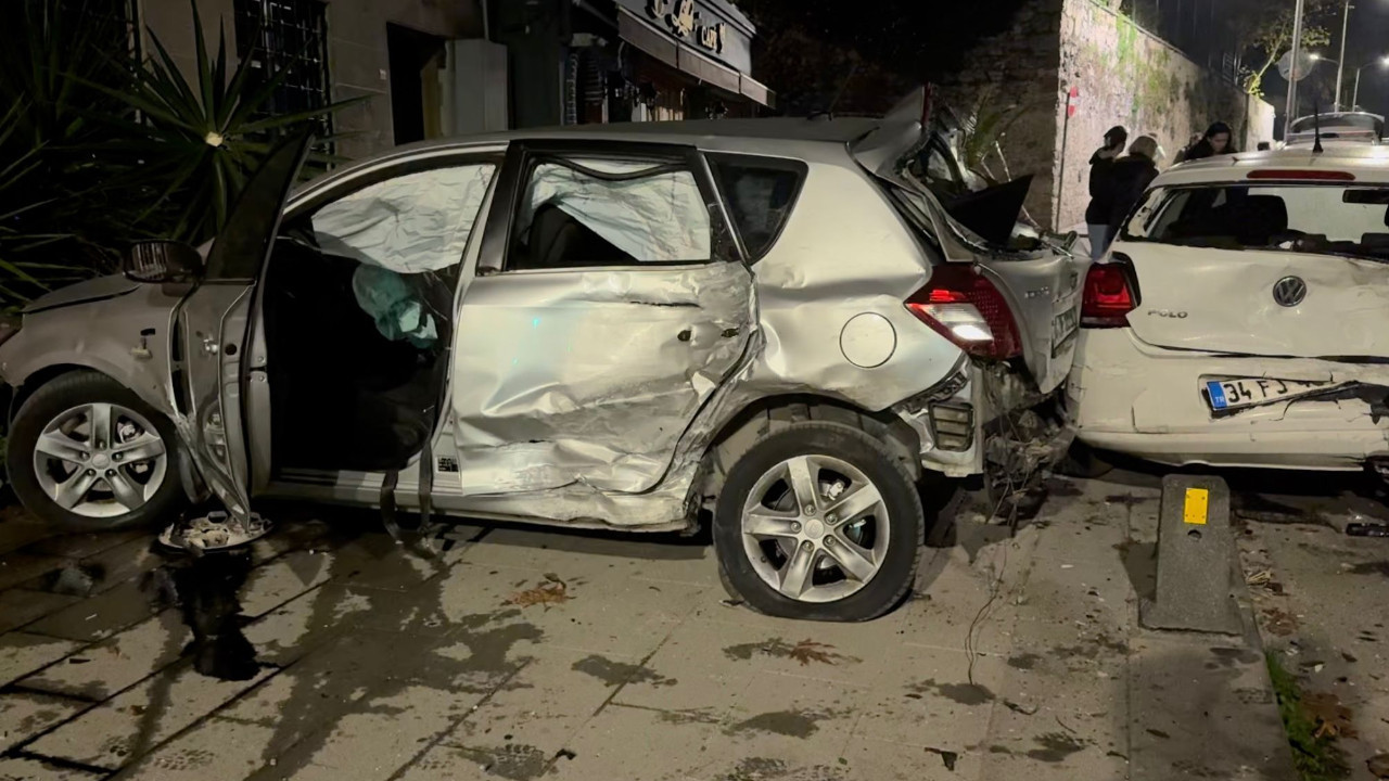 Üsküdar’da kontrolden çıkan araç ortalığı savaş alanına çevirdi