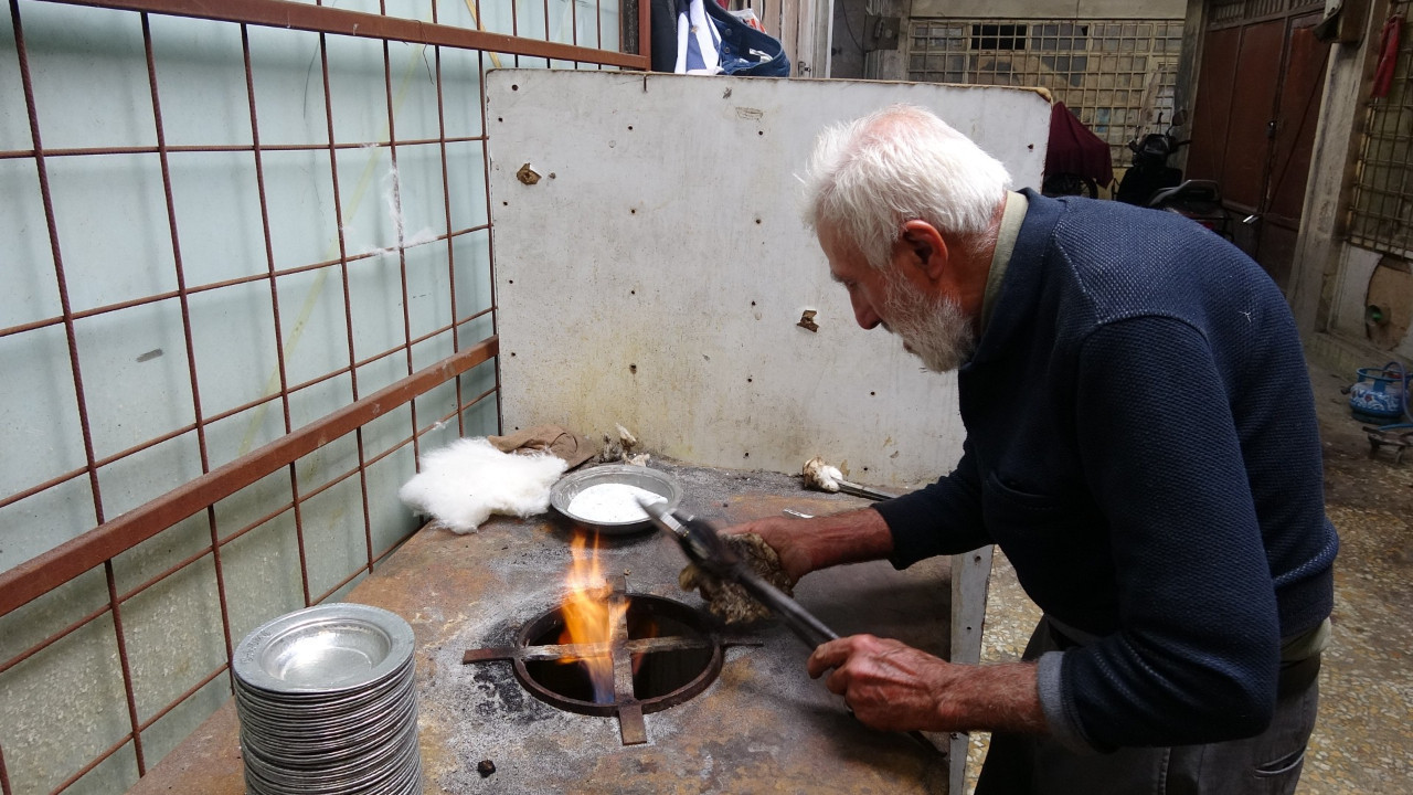 80 yaşındaki usta alzheimer hastalığına rağmen mesleğini sürdürüyor