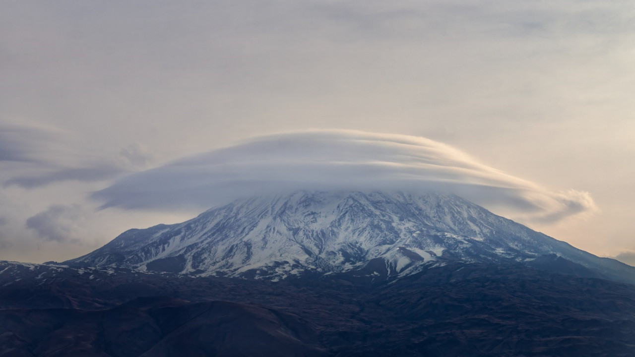 Ağrı Dağı'nın tepesinde ortaya çıktı: Şapka gibi kapladı