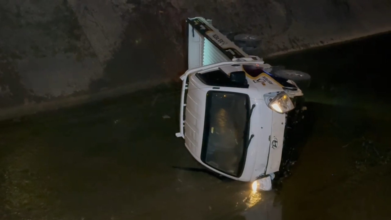 Alkollü sürücü kanala uçtu