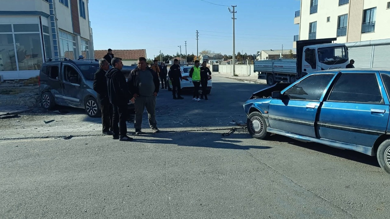 İki araç çarpıştı: 7 yaralı