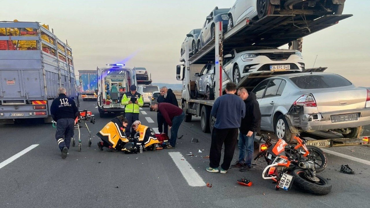 Motosiklet tıra çarptı