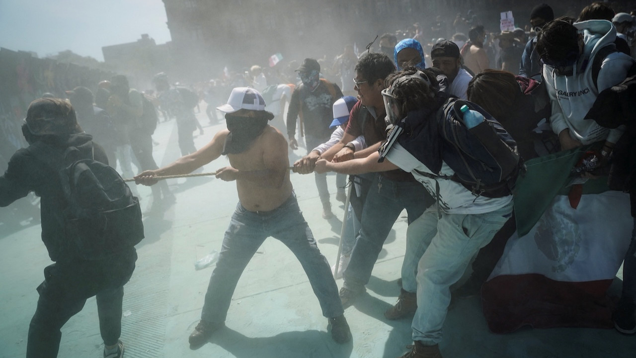 Z Kuşağı sokağa döküldü: Arbede yaşandı