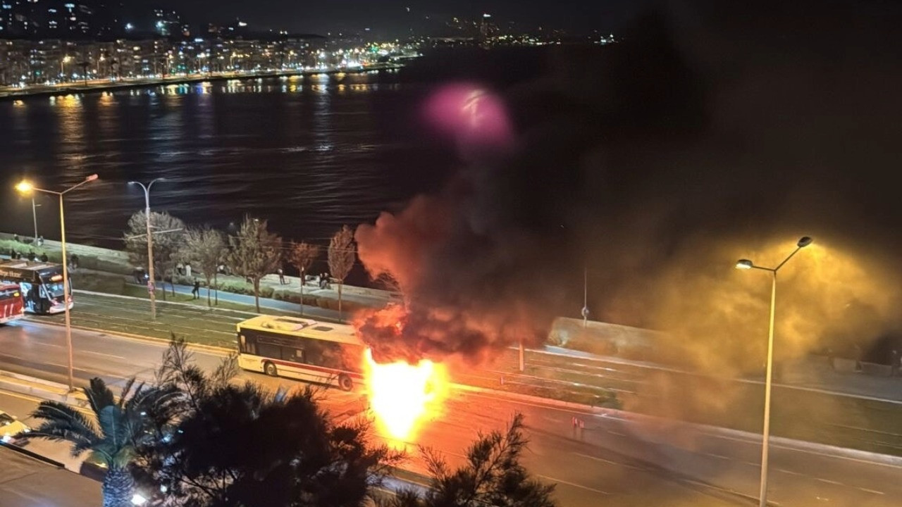 Otobüsün motor kısmı alev aldı, yolcular son anda indi