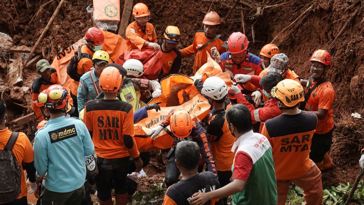 Toprak kayması felaketi getirdi: Çok sayıda ölü var