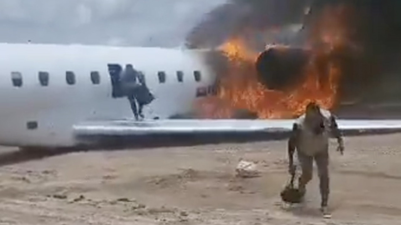 Bakanı taşıyan uçak pistten çıkıp alev aldı