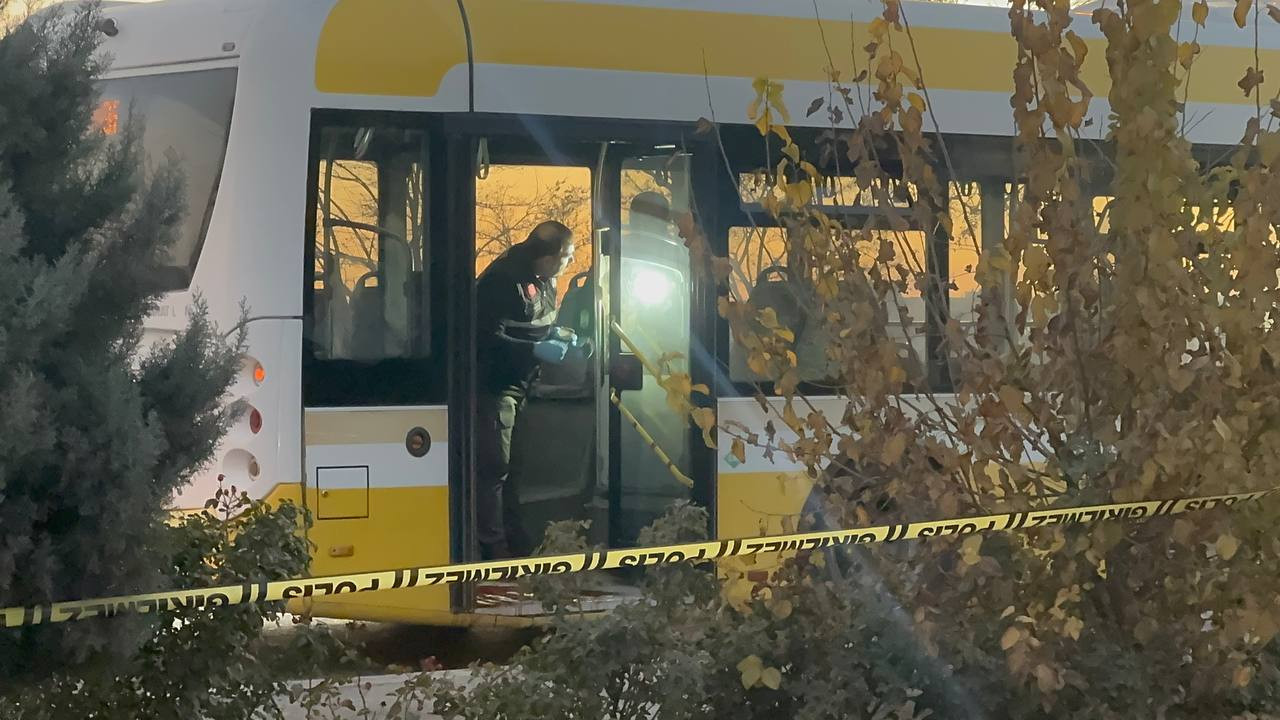 Belediye otobüsünde dehşet: Eşinin yanında öldürüldü