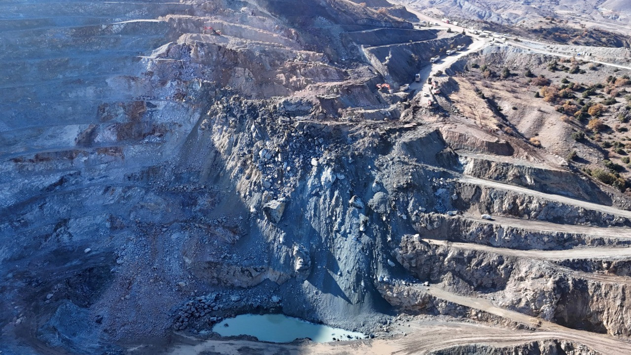 Göçük altında kalan şirket müdürünü kurtarma çalışmalarına ara verildi