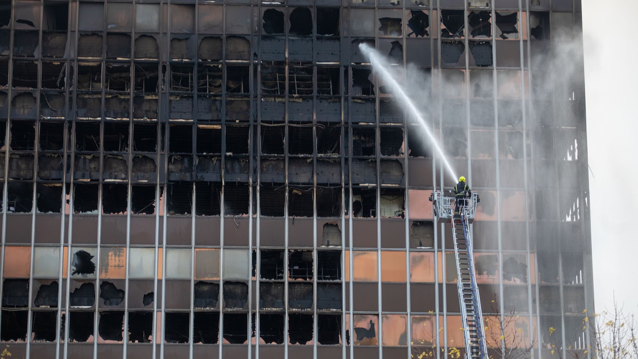 Gökdelende yangın çıktı