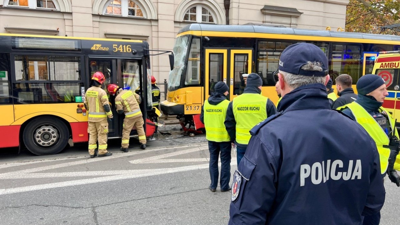 Varşova'da iki tramvay ile otobüs çarpıştı: 24 yaralı