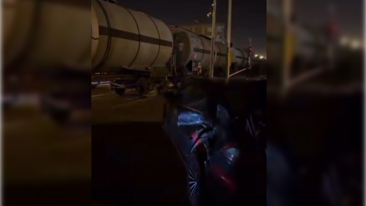 Yük treni kapalı bariyeri aşan otomobile çarptı: Sürücü kaçtı