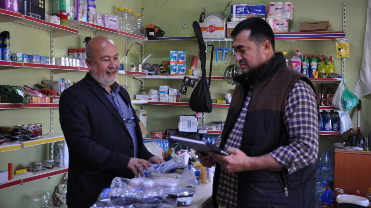 Gizemli hayırsever veresiye defterindeki 100 bin TL'lik borcu ödedi