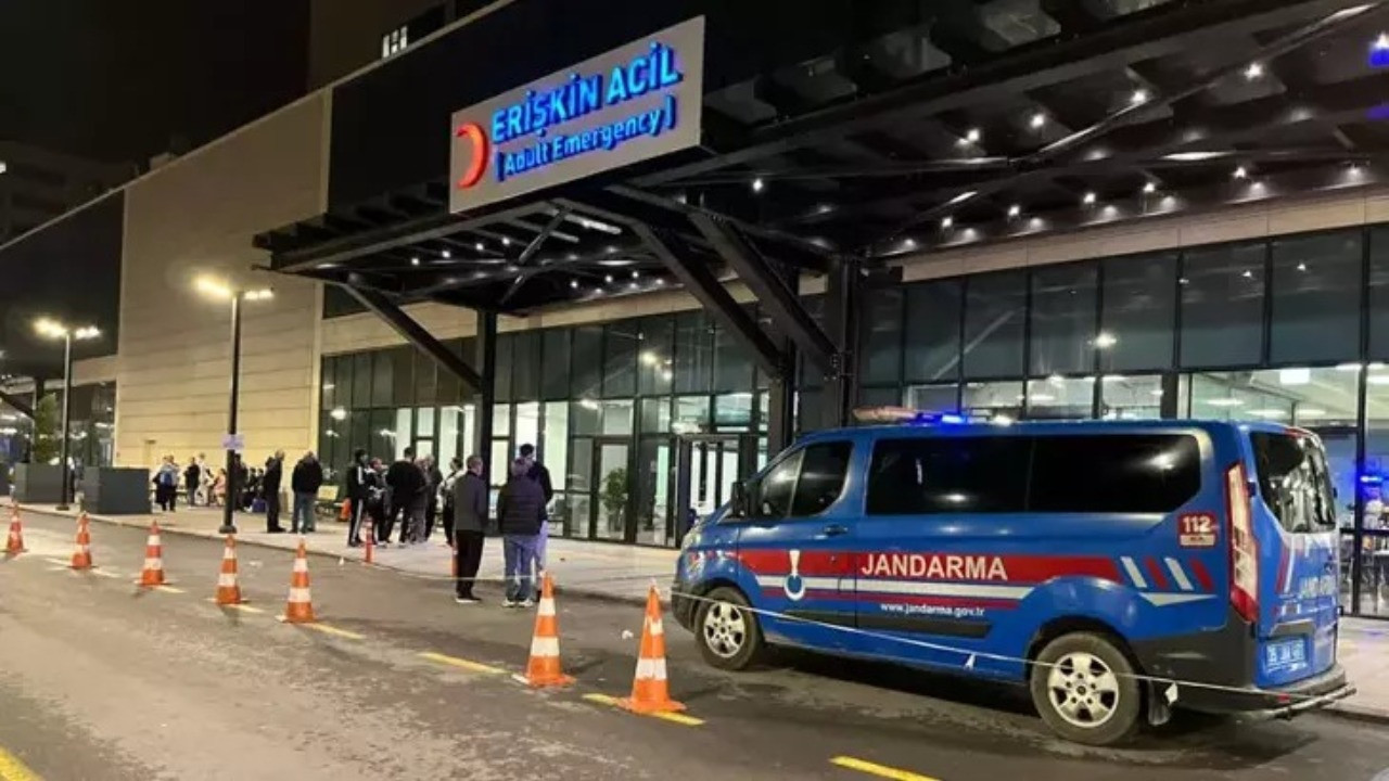 İzmir'de bir kişi, eşini öldürüp intihar etti