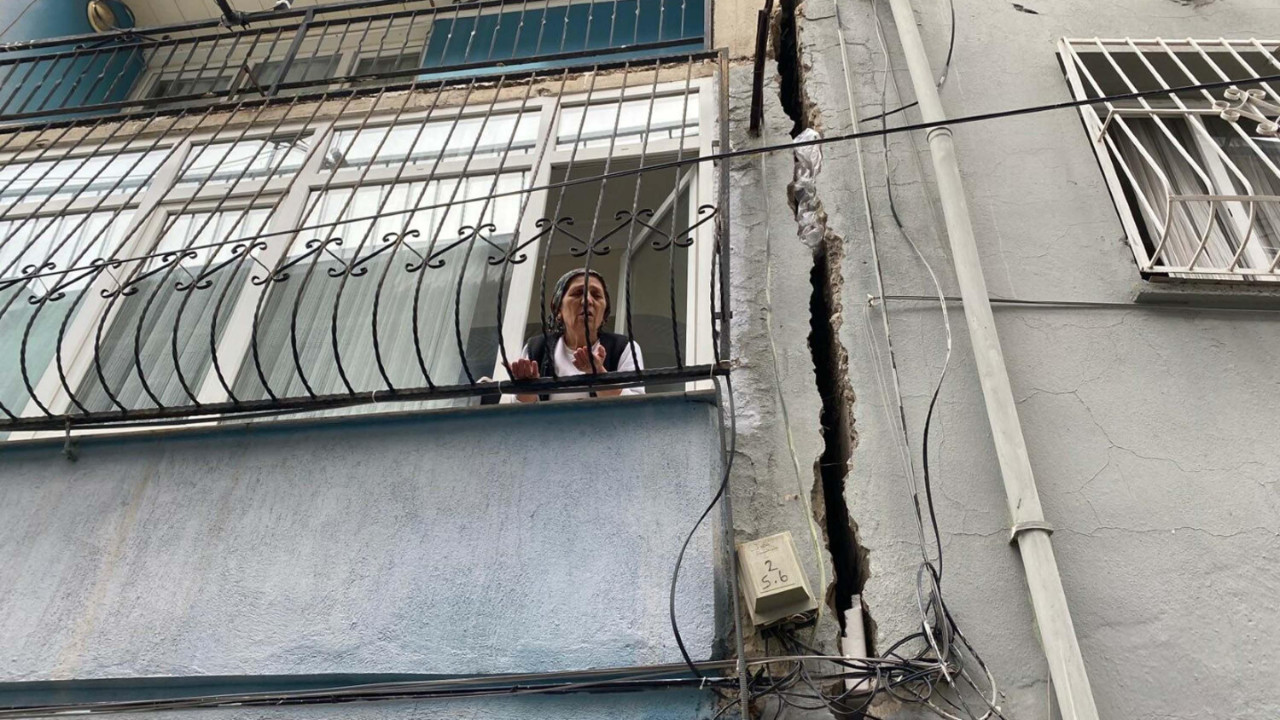 İzmir’de tünel kazısı paniği: Evlerde çatlaklar oluştu, mahalleli çözüm bekliyor