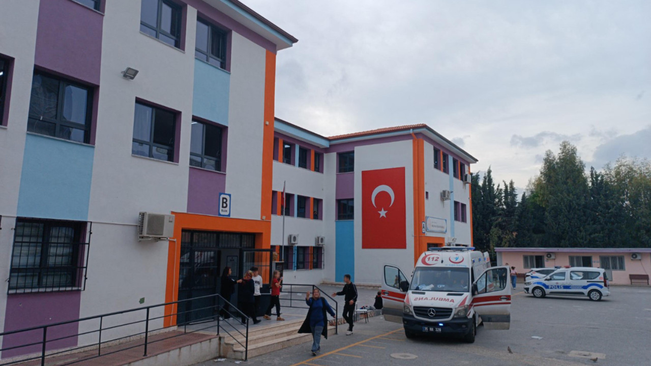 Öğrencilerin pimini çektiği yangın tüpü 15 kişiyi etkiledi