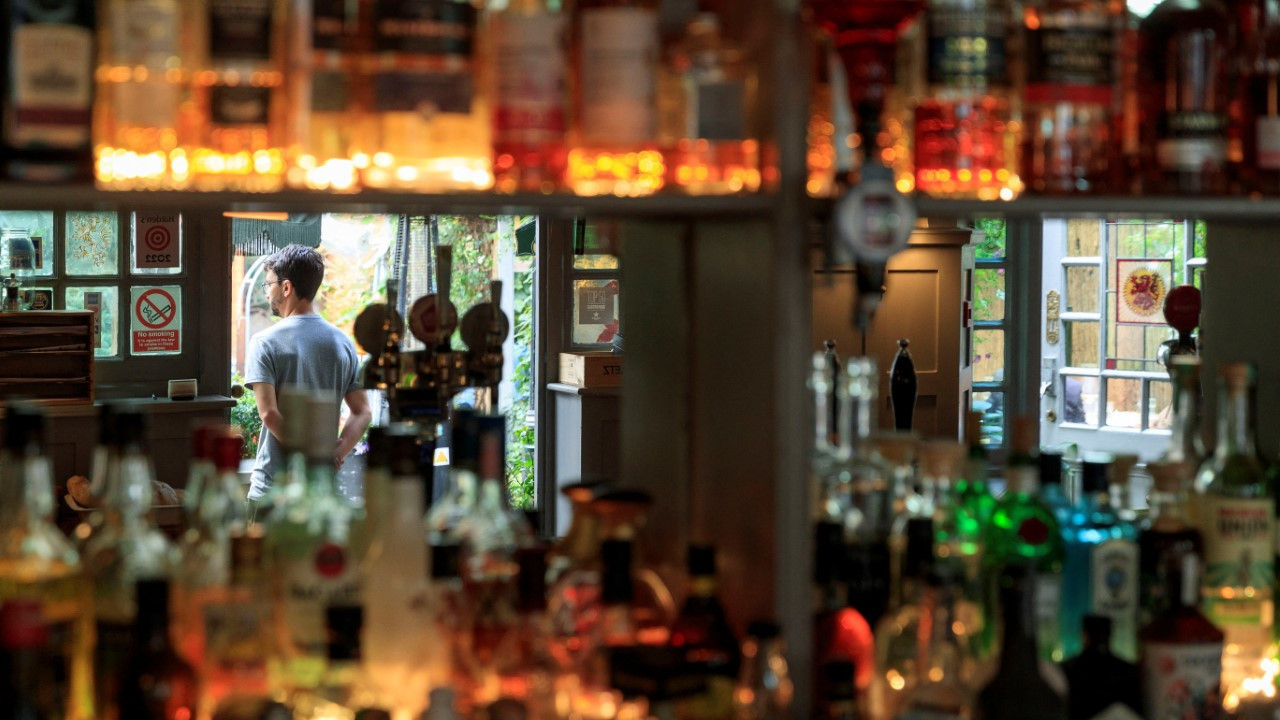 Tek başına içki içenlere yasak getirdi