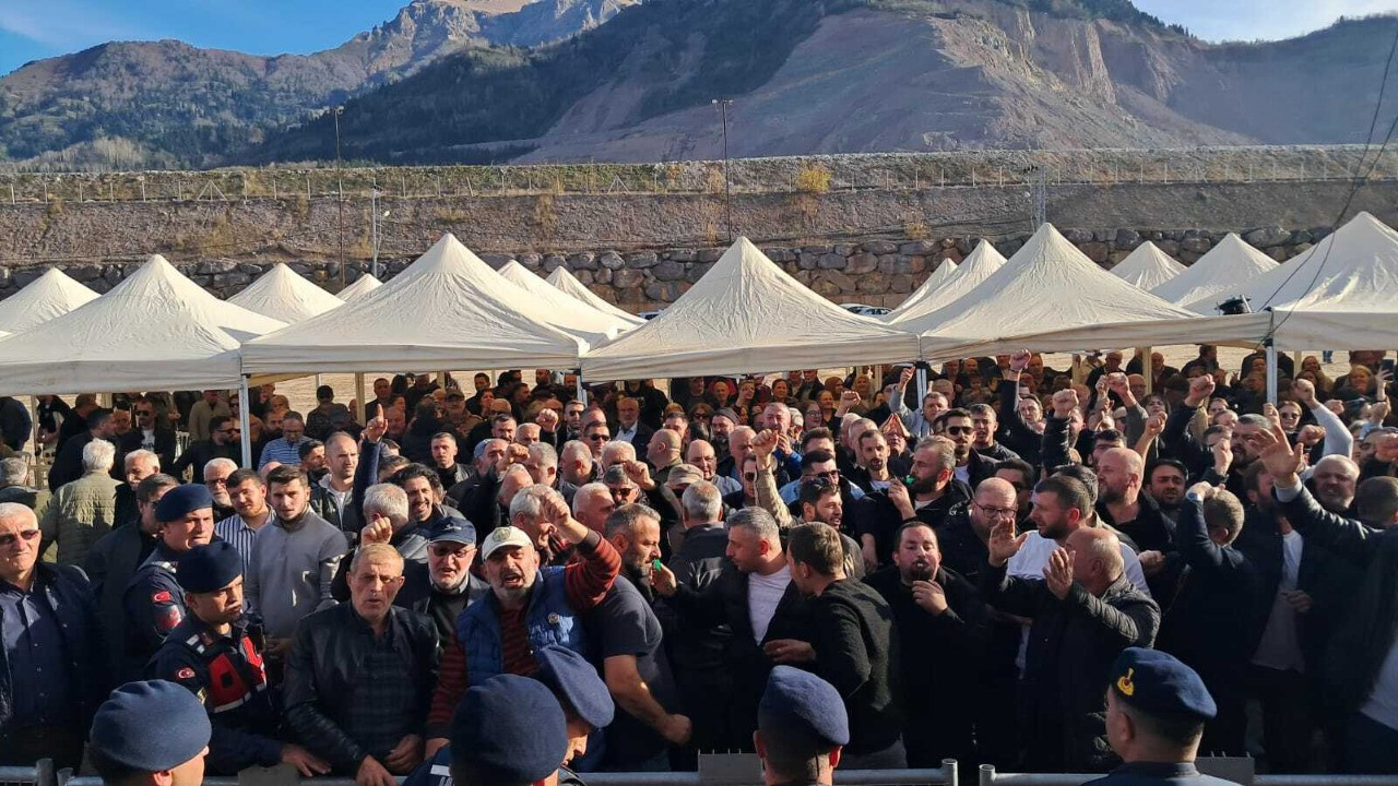 Artvin'de halk ÇED toplantısını engelledi