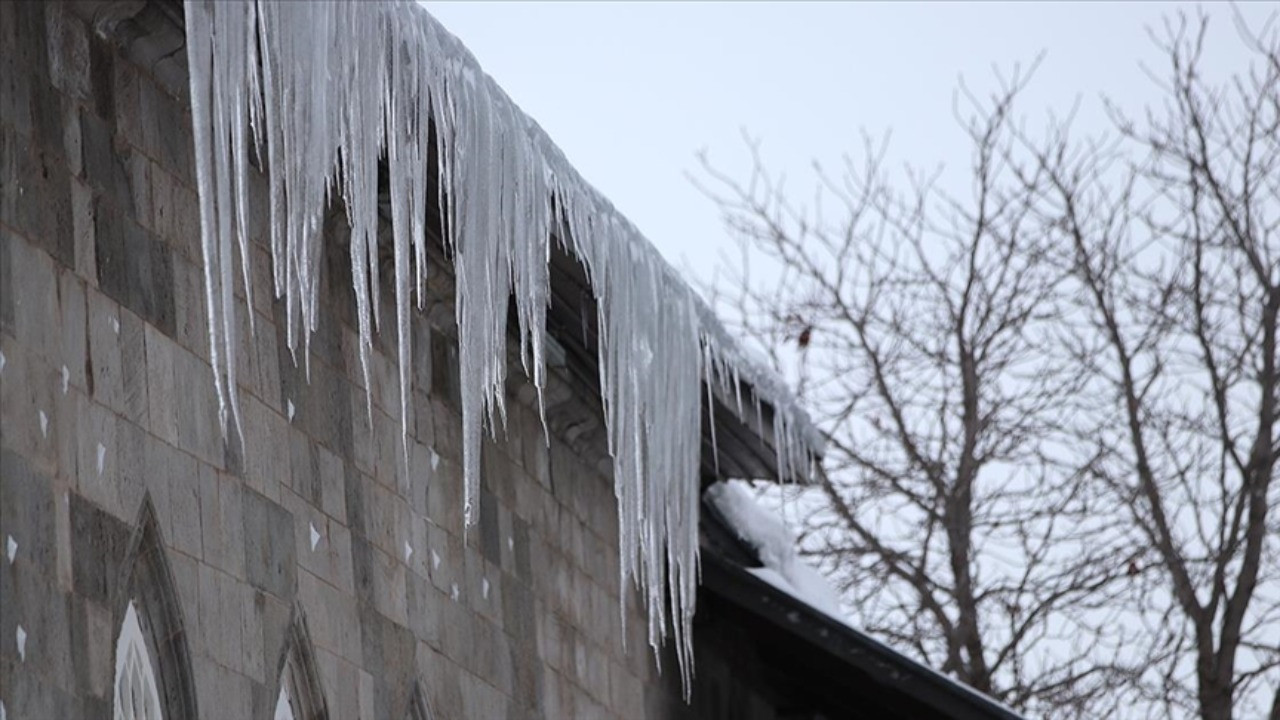 Düşen buzla sakat kalmıştı, apartman sakinleri 20 milyon lira ödeyecek