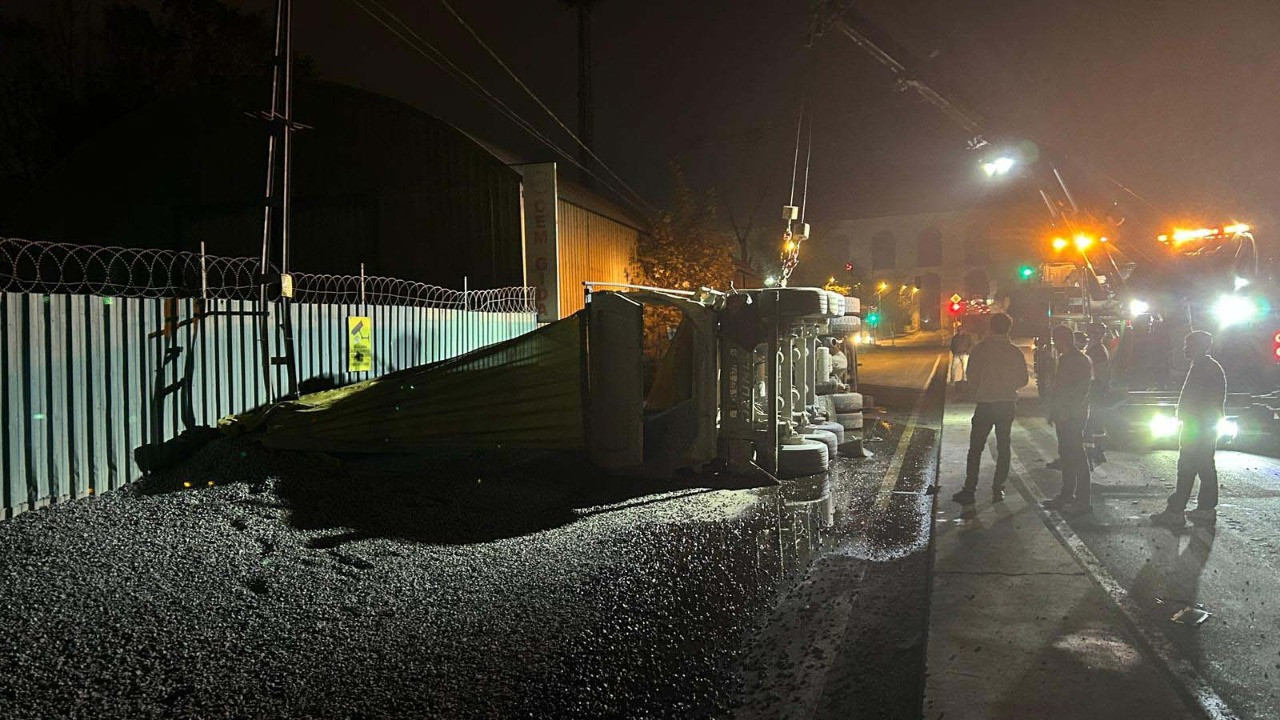 Eyüpsultan'da mıcır yüklü hafriyat kamyonu devrildi