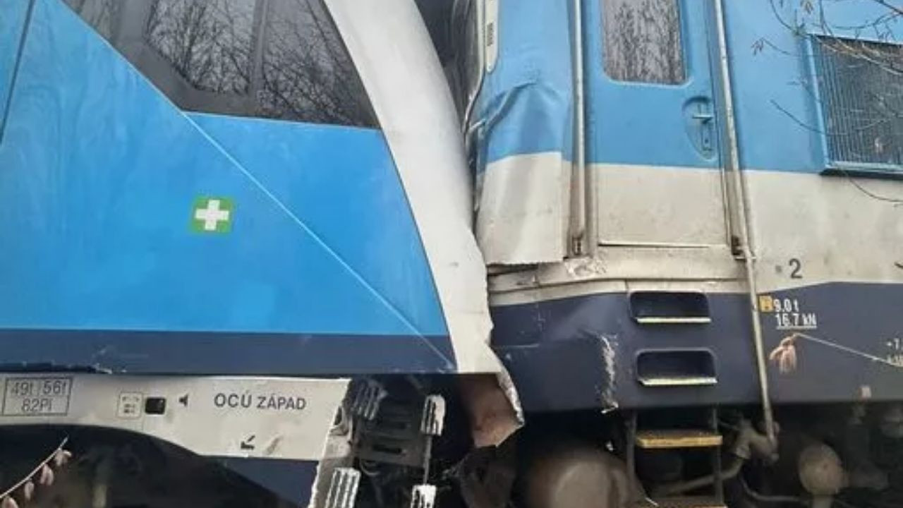 İki tren çarpıştı: Çok sayıda yaralı var