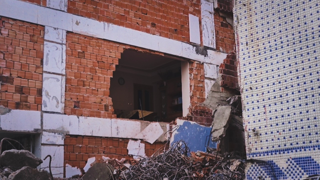 Yıkım kontrolden çıktı, bir anda yandaki binanın duvarı da gitti