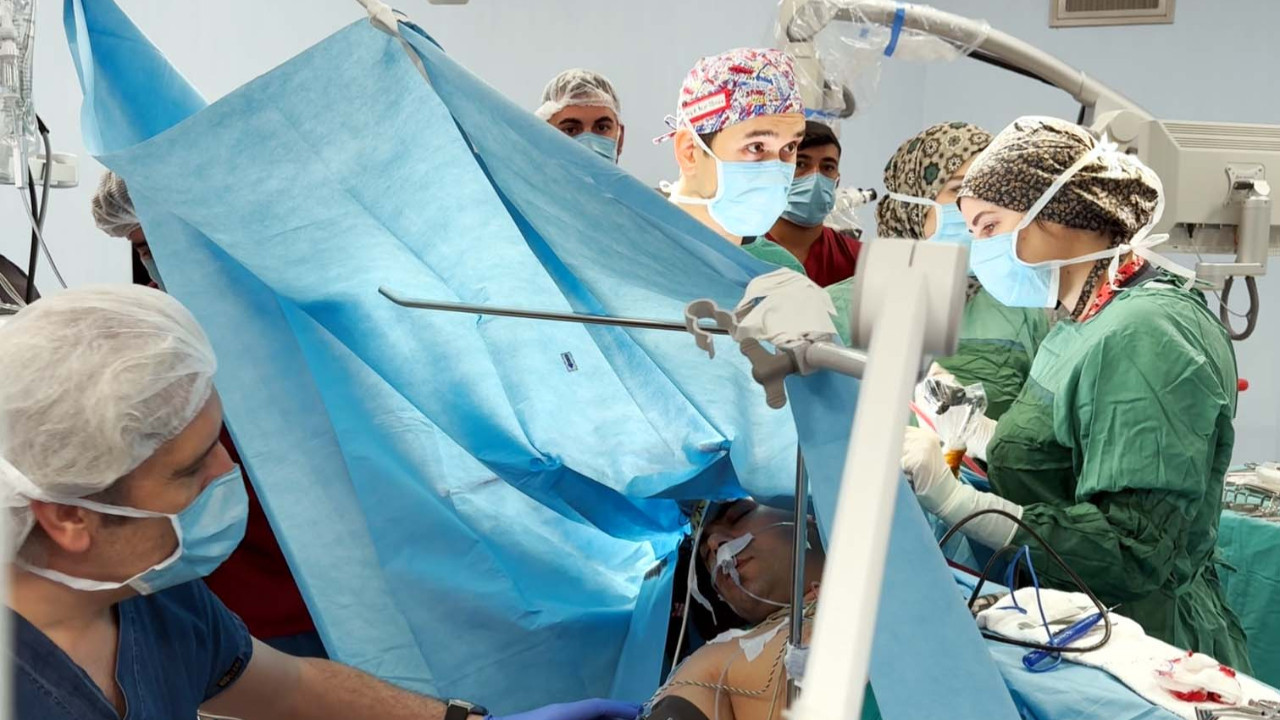 Doktorla konuşarak beyin ameliyatı oldu: Tümör böyle çıkarıldı