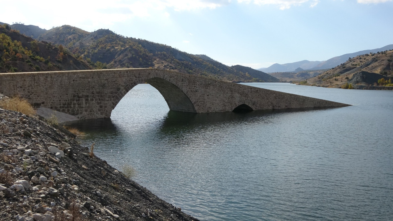 Hasankeyf’ten sonra bir tarih daha su altında: 1500 yıllık köprü kayboluyor