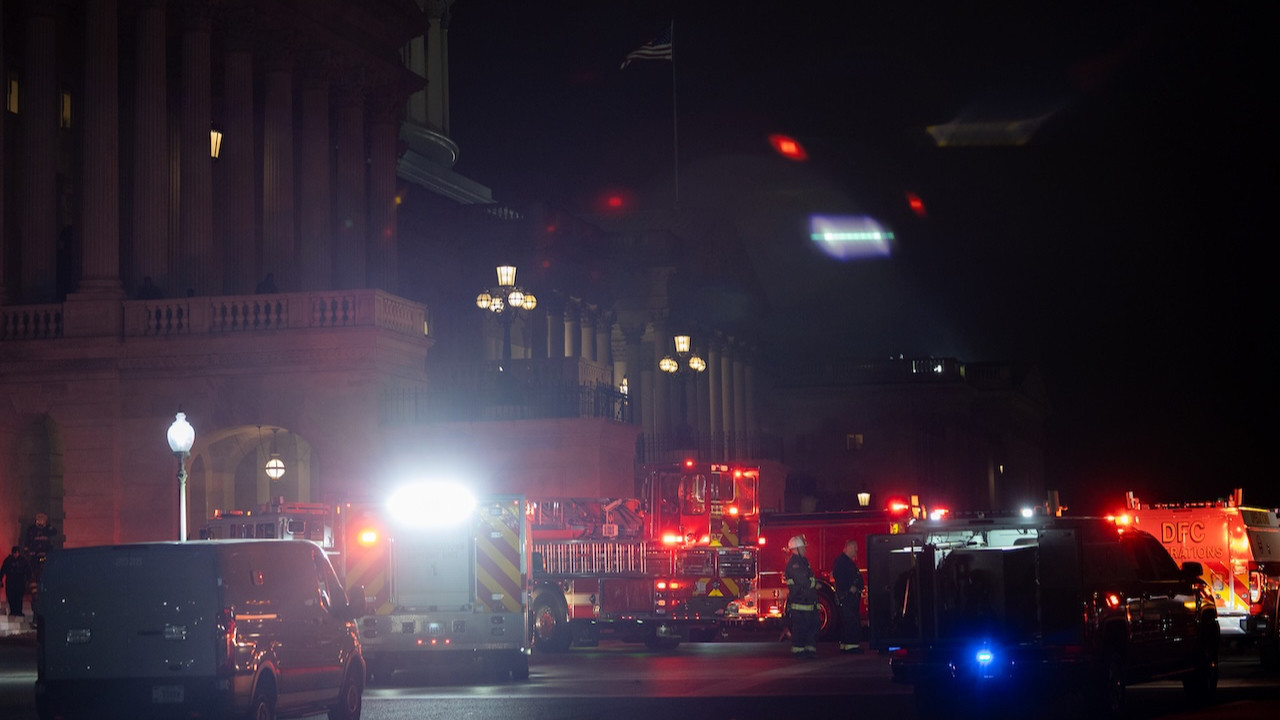 Metro tünelinde yangın çıktı: İki polis hastanelik oldu