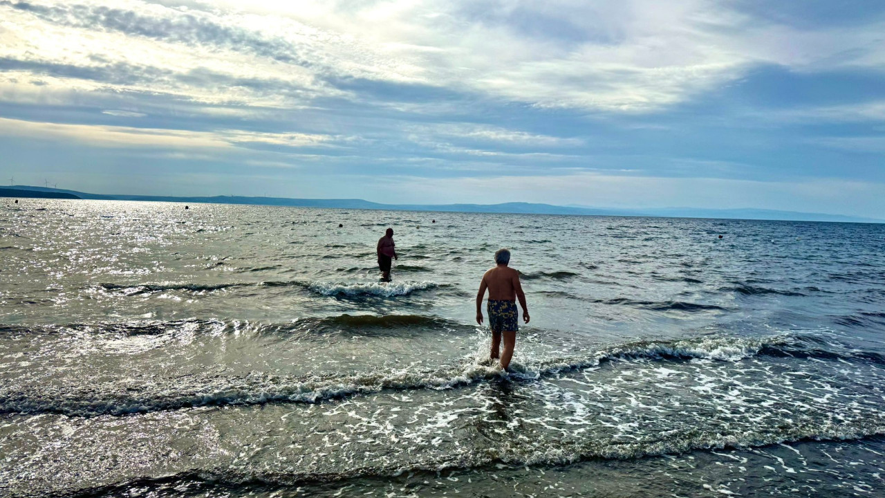 Sıcak havayı fırsat bilenler denize girdi