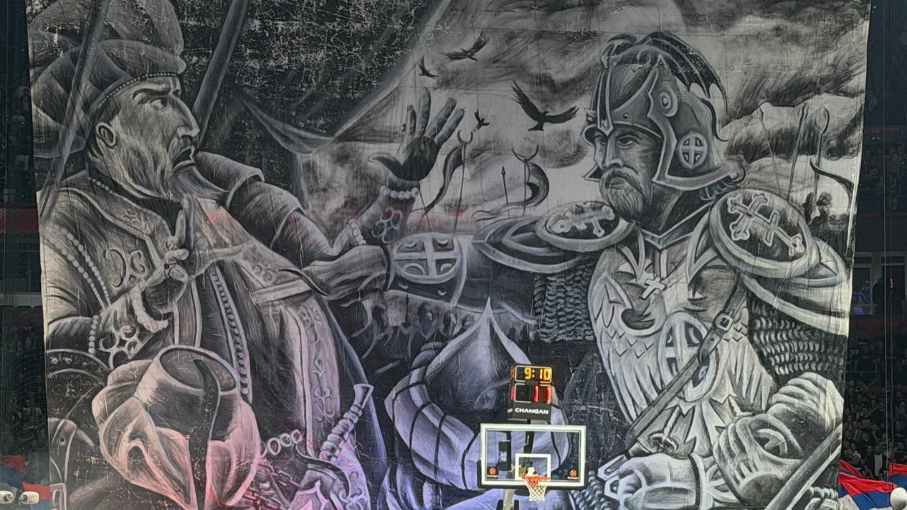 Sırbistan’da skandal pankart: Her Türk bilir, Sırp Obiliç'in Murat'ı hançerlediğini!