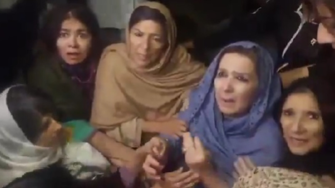 Ülkede siyasi kaos: Hapisteki eski başbakanın kız kardeşleri sürüklenerek gözaltına alındı