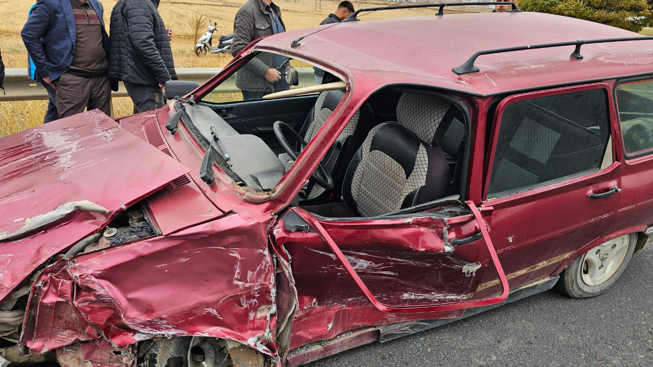 İki otomobil çarpıştı: 2'si ağır, 4 yaralı