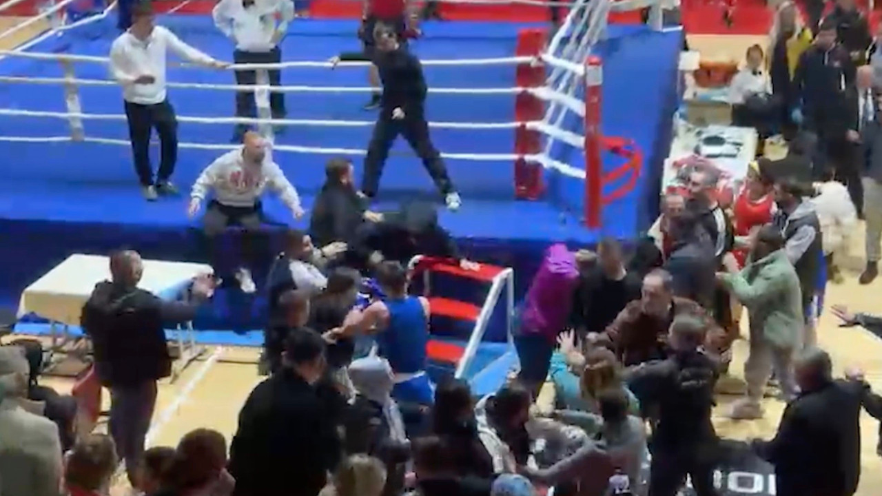 Boks turnuvasında yumruklar ring dışına taştı