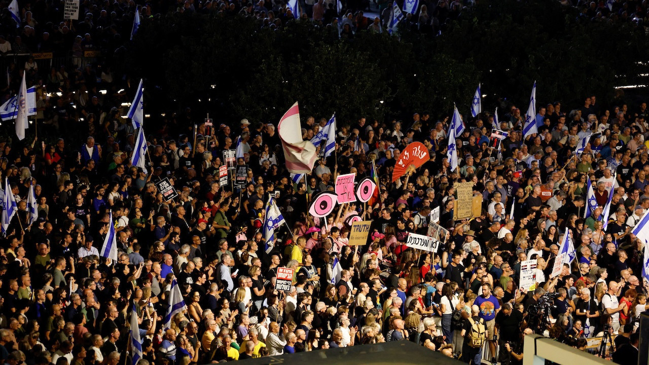 İsrail, Netanyahu'yu protesto etmek için sokağa döküldü