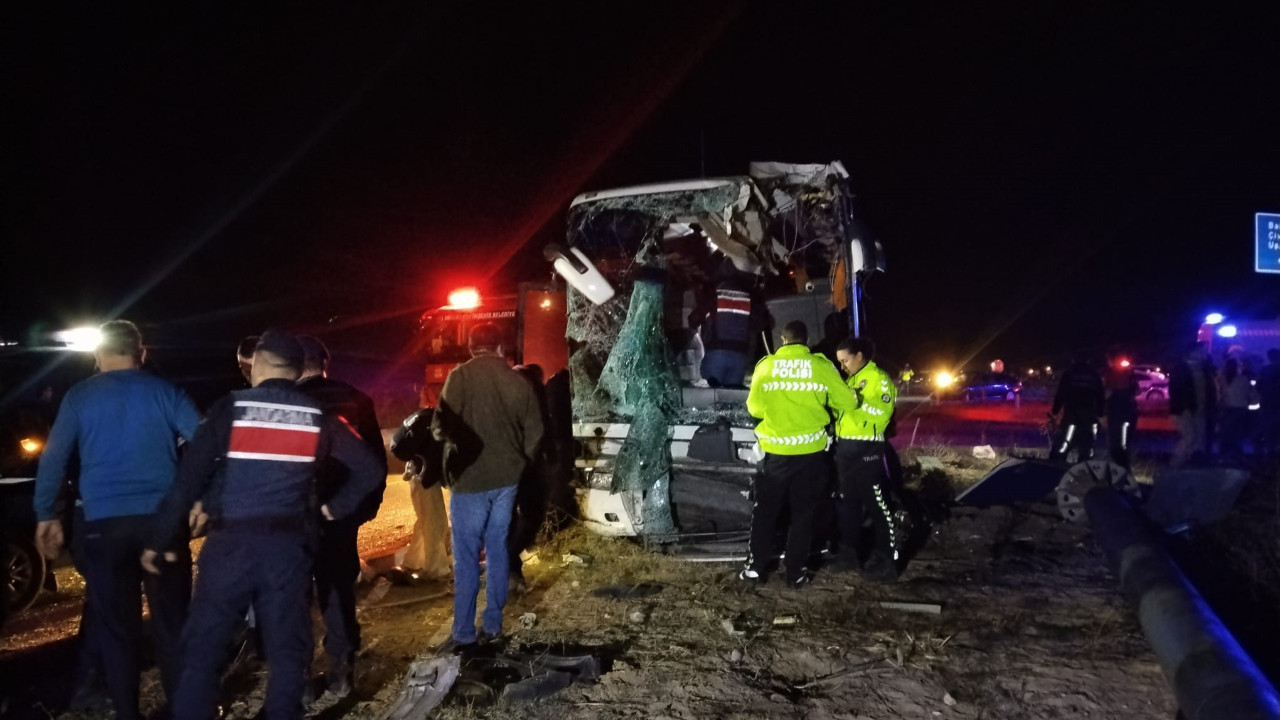 Minibüs ile otobüs çarpıştı: Ölü ve çok sayıda yaralı var