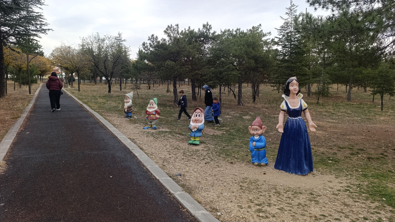 7 cüceler 4 kişi kaldı: Pamuk Prensesin cücelerini çaldılar