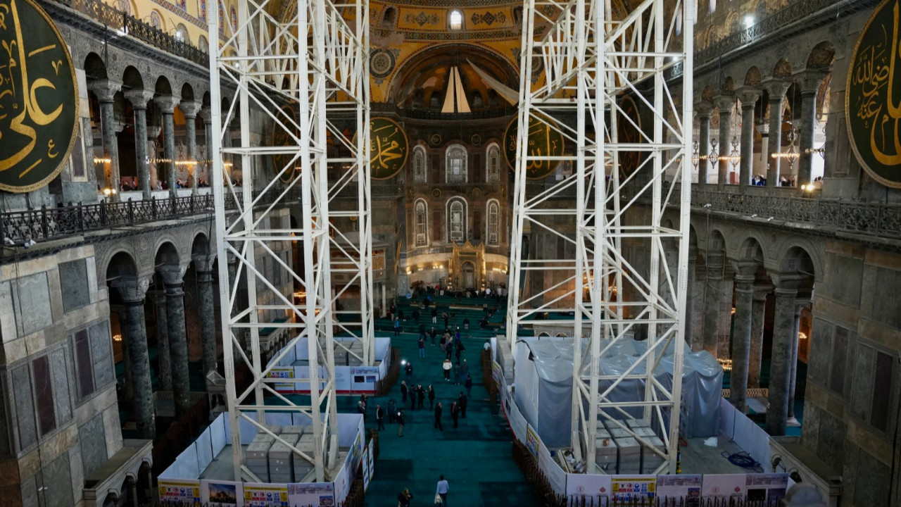 Ayasofya’daki vinç iddialarına yanıt: “Vinci içeri almak zorunda kaldık”