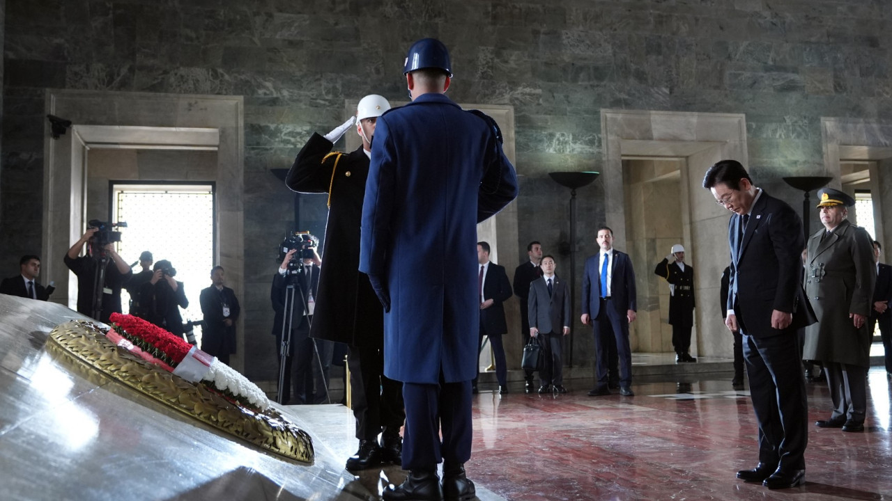 Güney Kore lideri Anıtkabir'i ziyaret etti