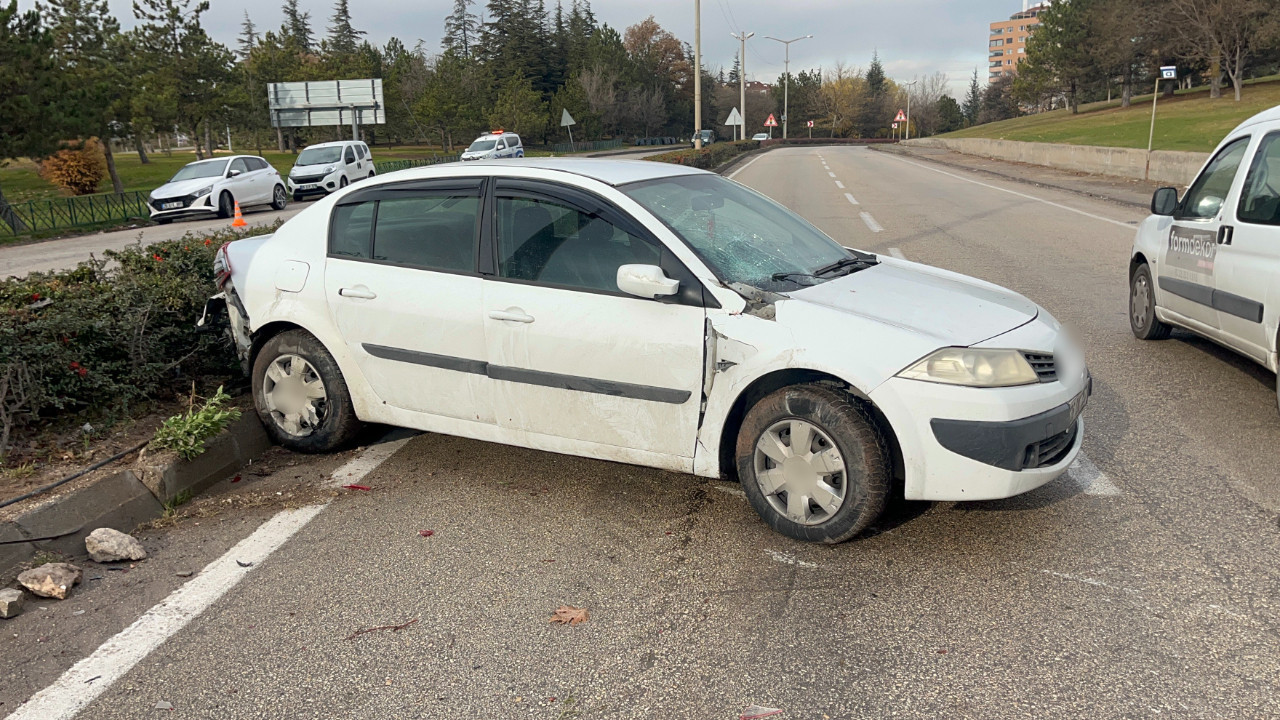 İki aracın çarptığı iki kadın öldü