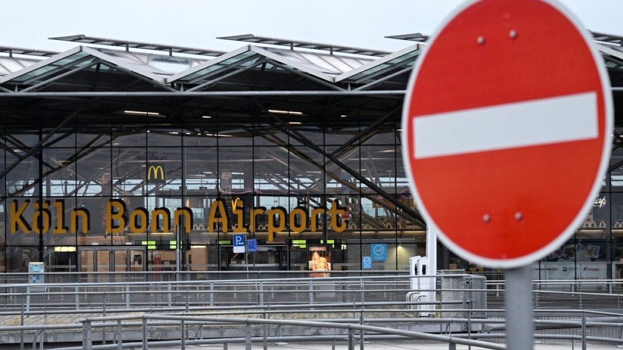 Kaçırdıkları uçağı el sallayarak durdurmaya çalıştılar