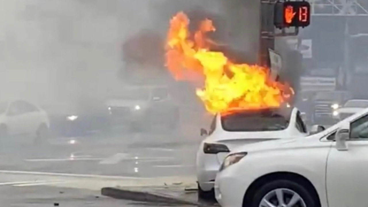 Tesla alev aldı: Yolcu yanarak can verdi