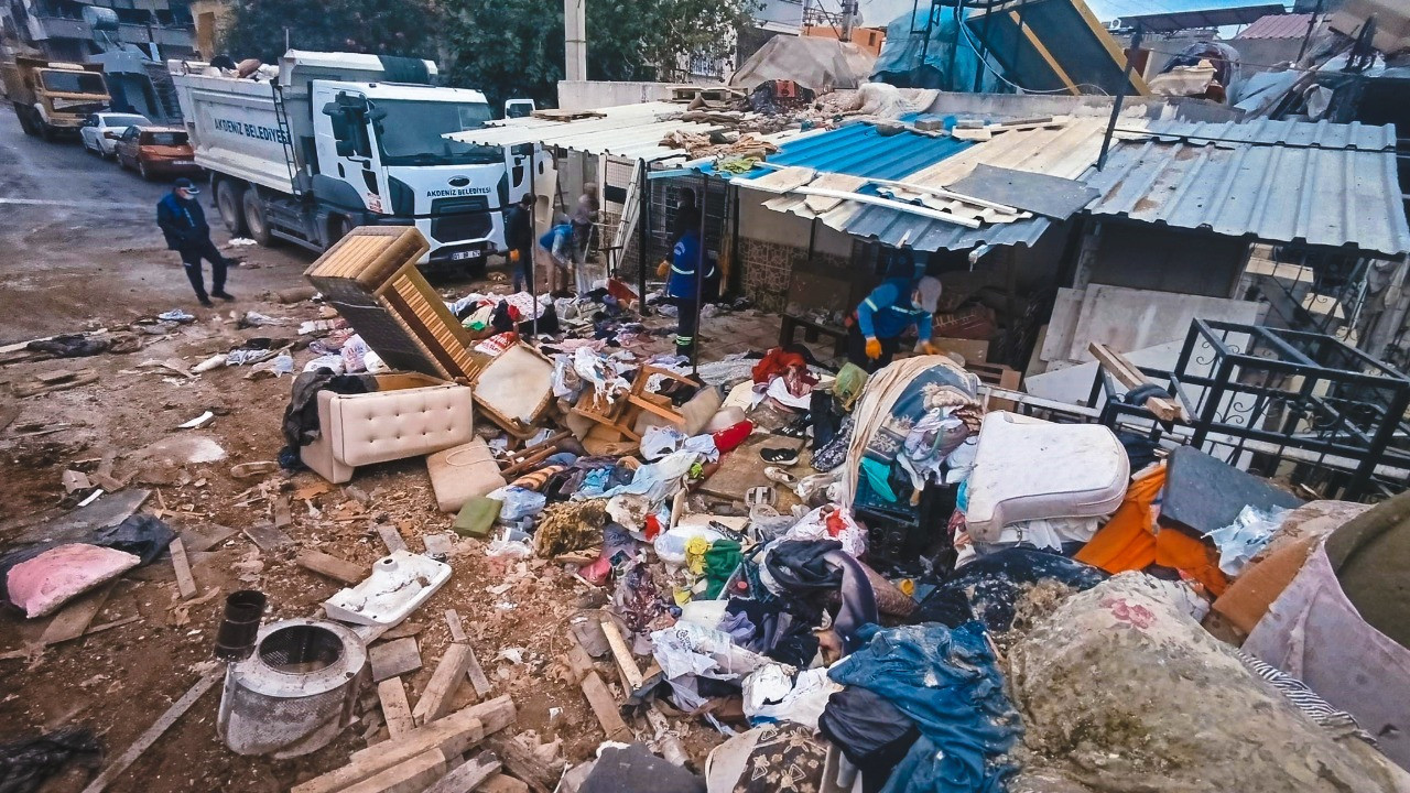 Bahçeden çatıya kadar doluydu: Evden 10 kamyon çöp çıkarıldı