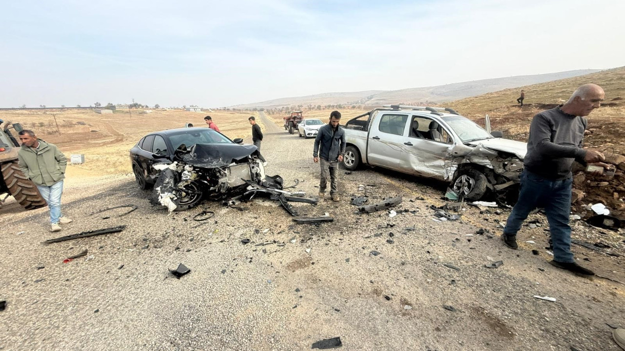 Kafa kafaya çarpışan araçlar tanınmaz hale geldi